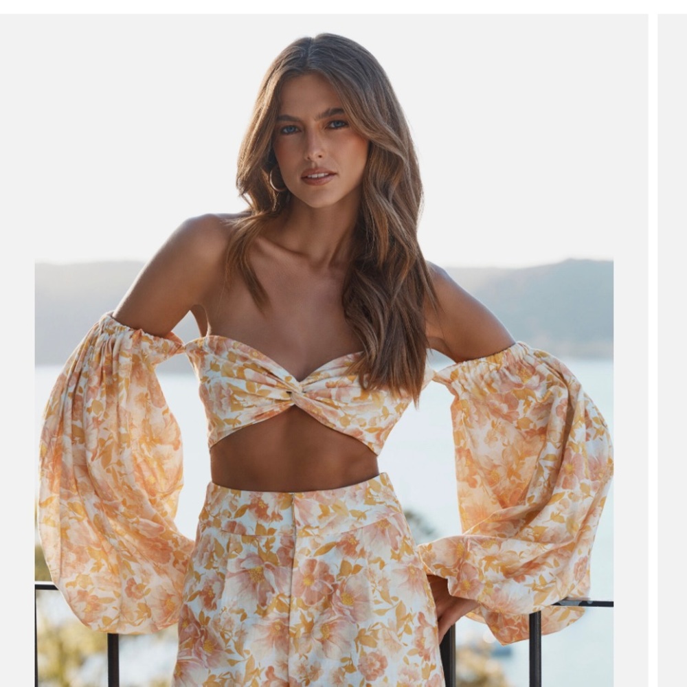 Showpo - Amalie The Label - Emerita Puff Sleve Crop Top - US Size 4